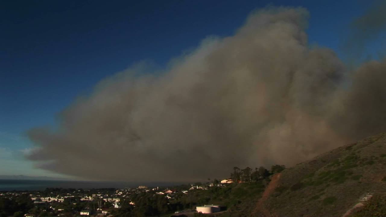 캘리포니아 벤투라 상공을 맴도는 산불 연기 구름의 긴 사진