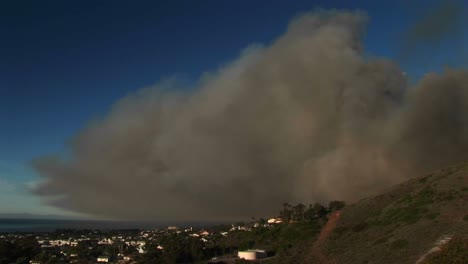 tiro largo de una nube de humo de incendios forestales que se cierne sobre ventura california