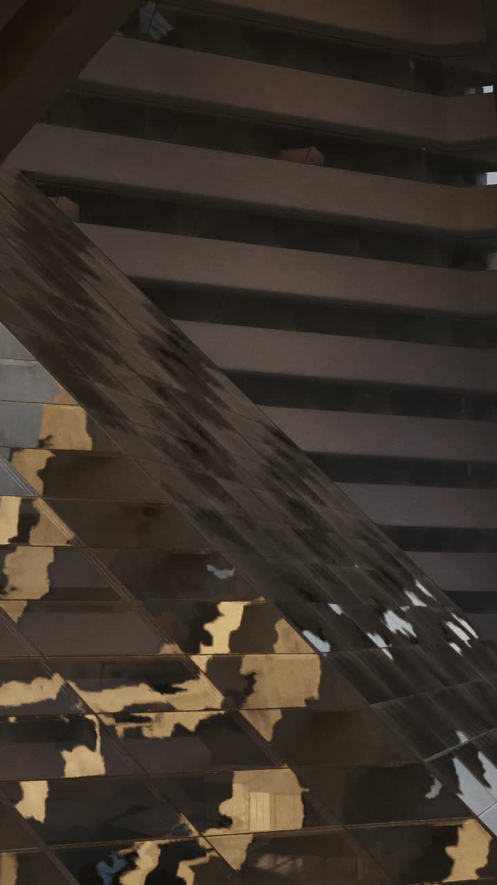 reflejos geométricos en una ciudad moderna