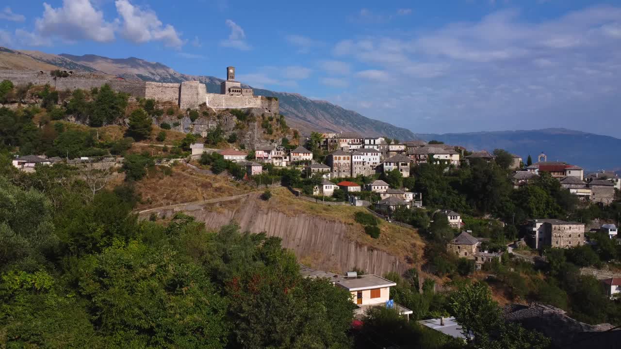 Widok z lotu ptaka na zamek i wioskę Gjirokaster w Albanii