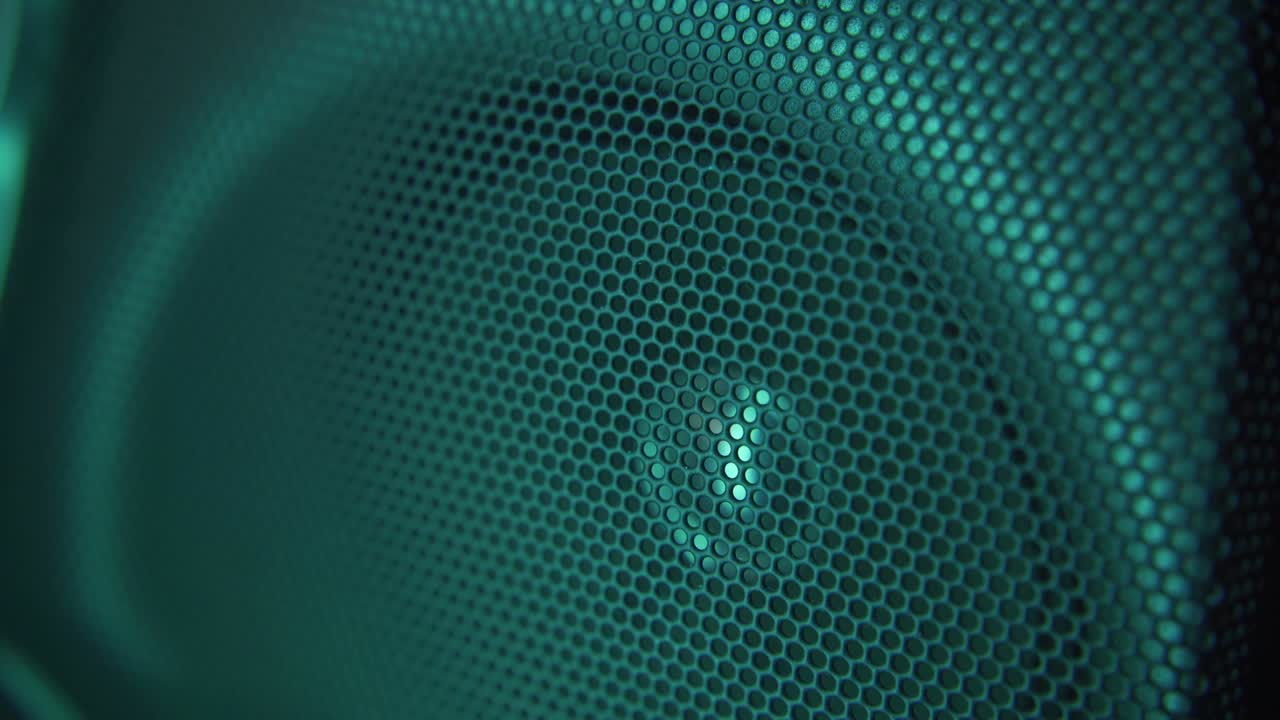 altavoz en la colorida luz de la discoteca