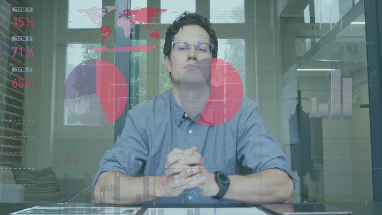procesamiento de datos estadísticos contra el retrato de un hombre caucásico hablando mirando a la cámara en la oficina