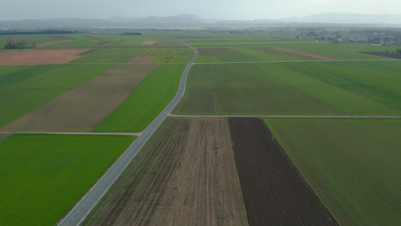 vista aérea de tierras de cultivo verdes en eslovenia