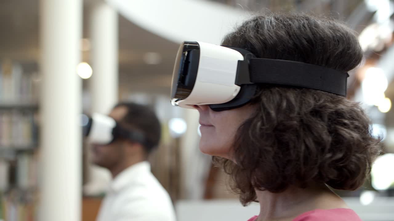 有趣的白人女人戴着vr耳机