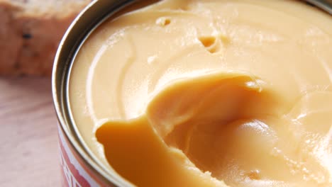 lata abierta de crema de caramelo