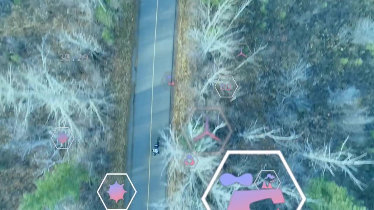 Ciclista adolescente che pedala lungo un sentiero nel bosco monitorando metriche ecologiche animate che si muovono intorno al ciclista