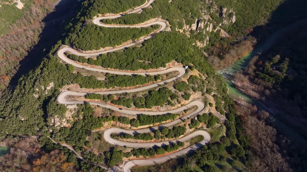 Ripresa aerea di una strada tortuosa tra pendii dai colori vivaci, Papigko
