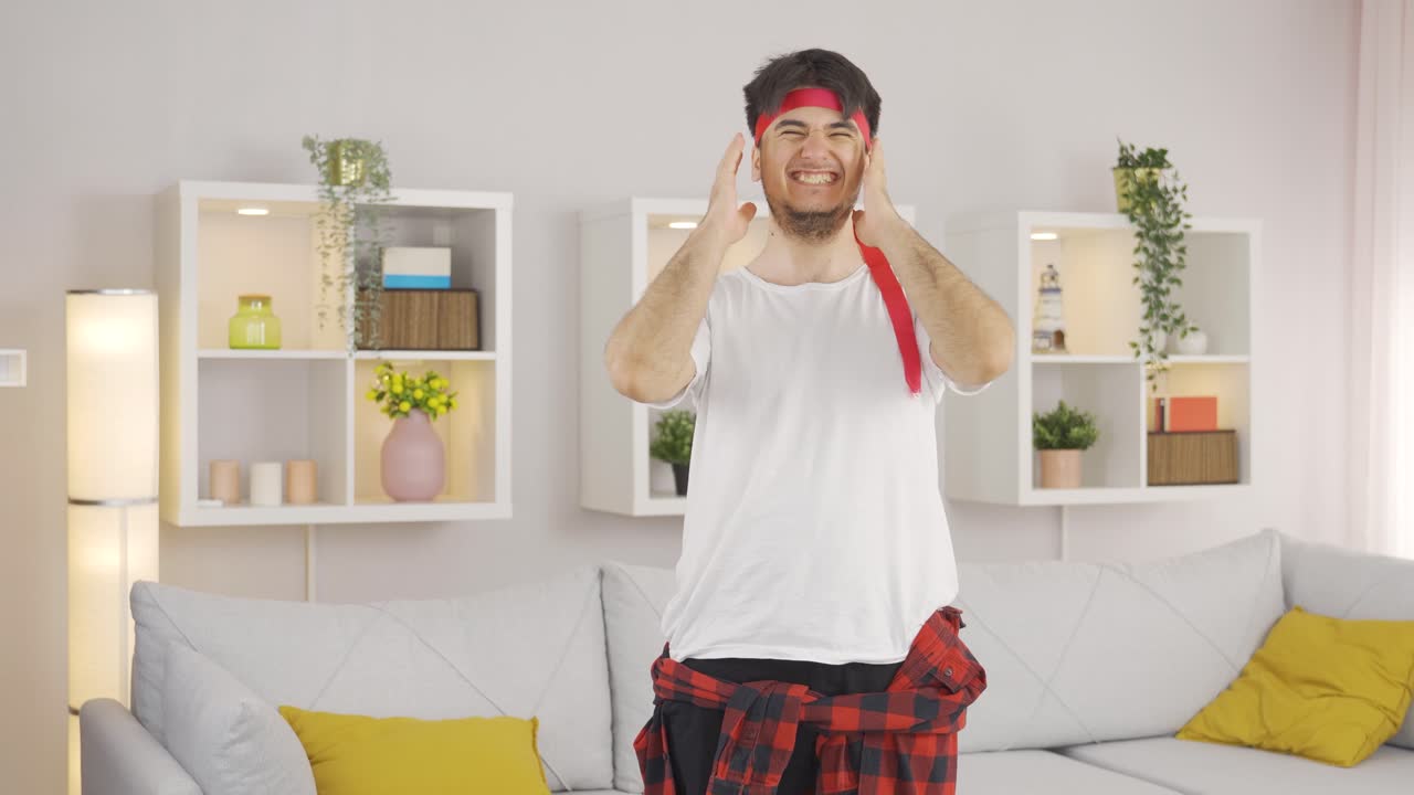 un deportista gracioso mirando a la cámara.