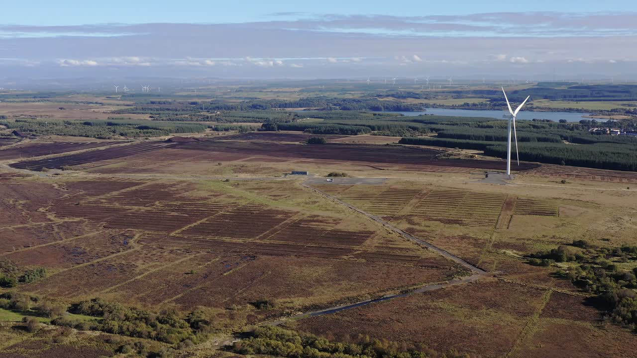 Ripresa aerea di una turbina eolica presso il parco eolico di Greengairs East nel North Lanarkshire
