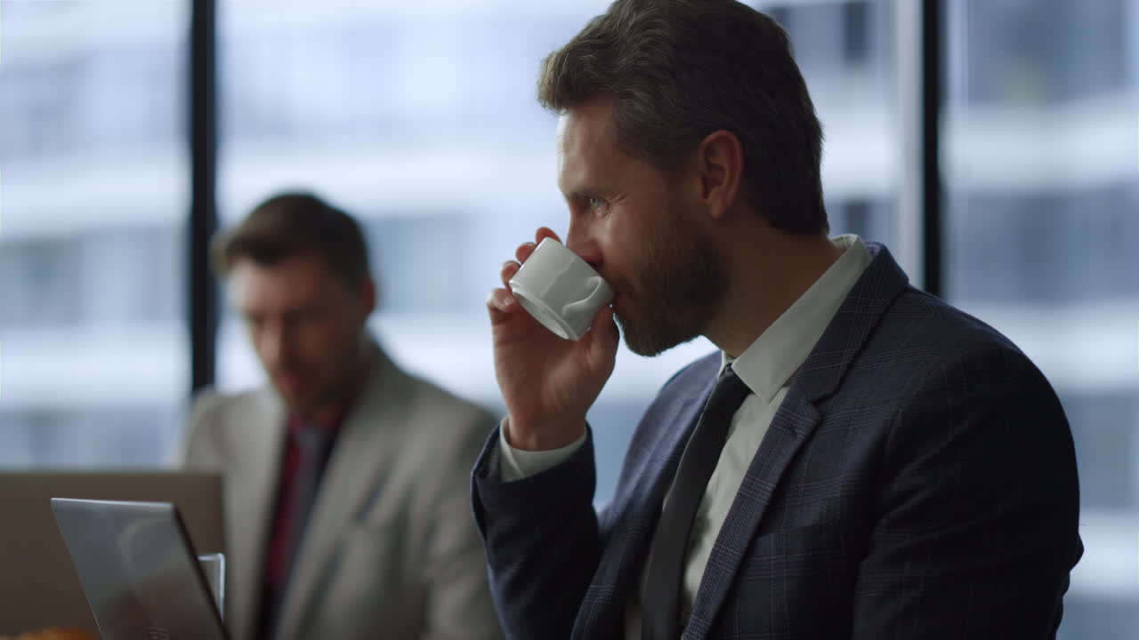 ceo serio trabajando en línea en el edificio corporativo