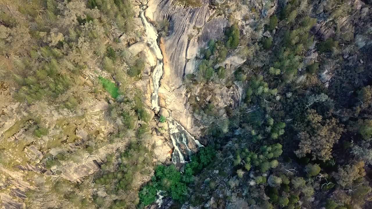 vista aérea vertical sobre las cascadas de beechworth, en beechworth en el noreste de victoria, australia noviembre de 2021