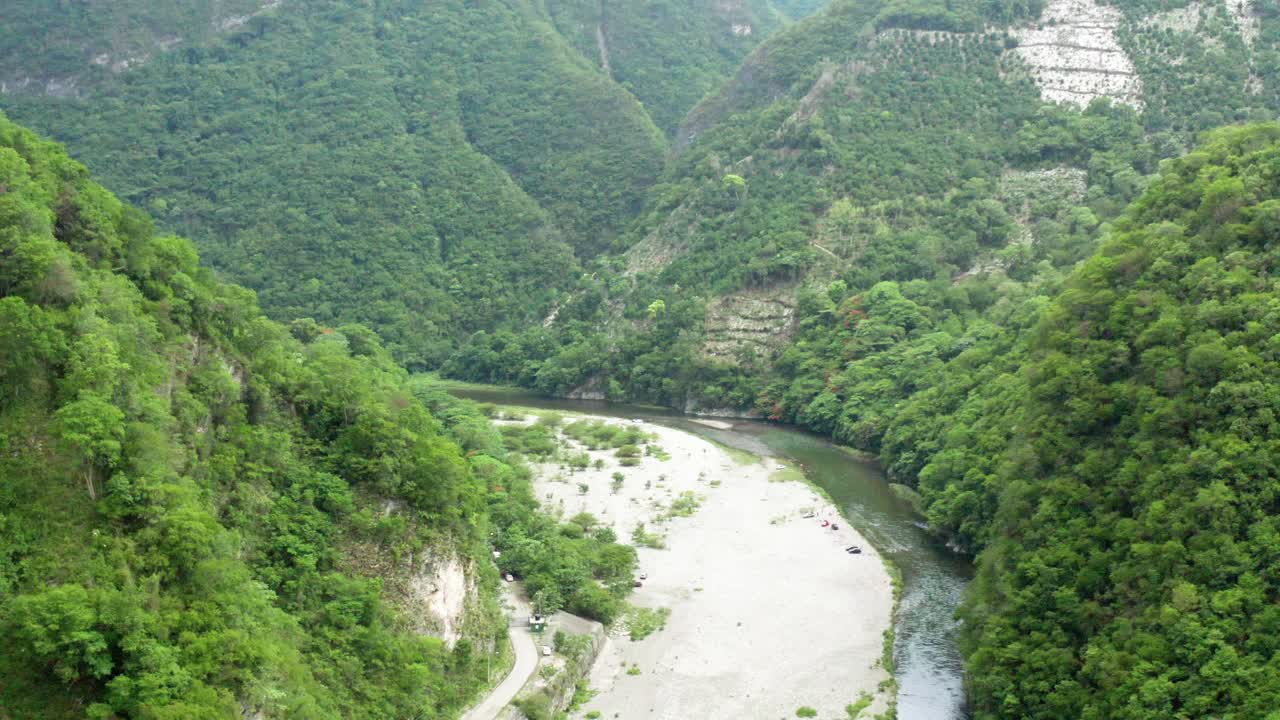 도미니카 공화국의 무차스 아구아스 강 주변 산의 공중 촬영