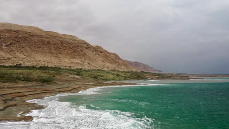 Mar-Muerto,-Volar-Sobre-El-Mar-Increíbles-Montañas-Del-Desierto-En-El-Costado,-Día-Nublado