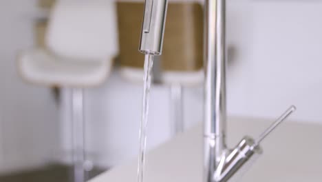 fregadero de la cocina con agua corriente