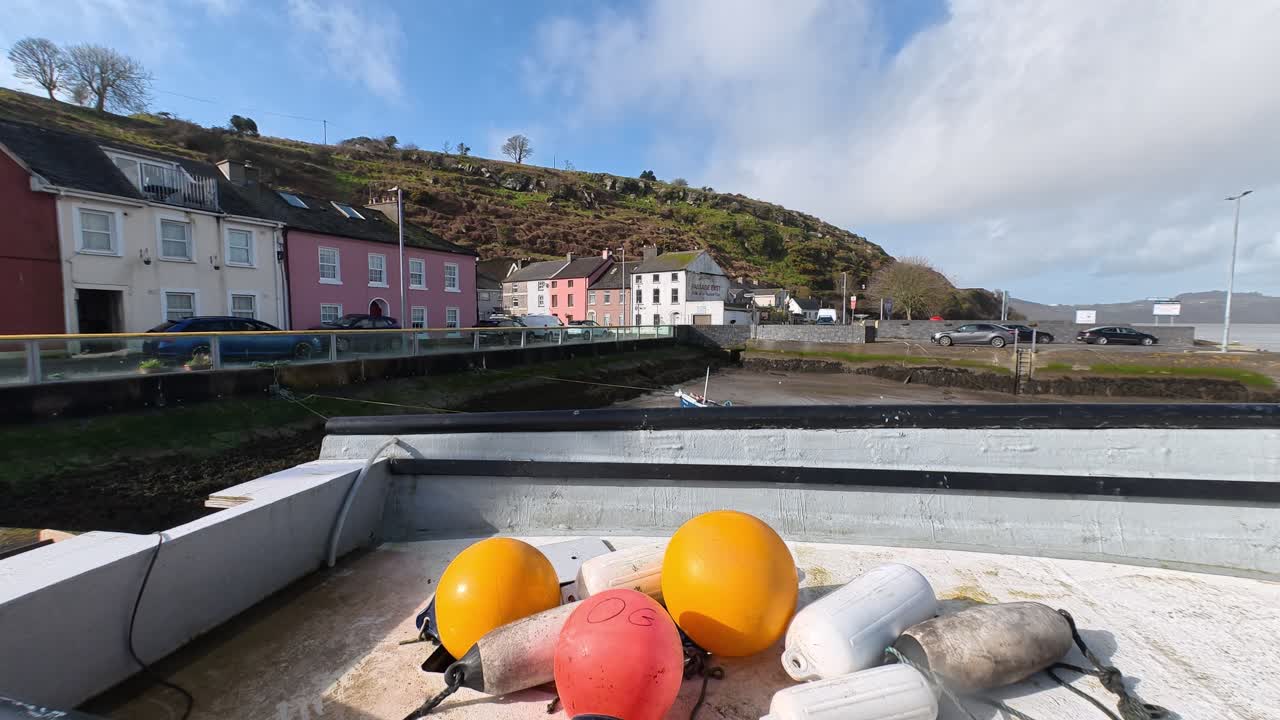 Utsikt över gamla hus i Passage East, Waterford, Irland, från en båt i fiskehamnen.