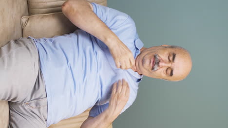 Vertical-video-of-Old-man-overwhelmed-by-the-heat.