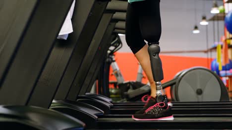 mujer de la tercera edad haciendo ejercicio en la cinta de correr en el estudio de fitness 4k