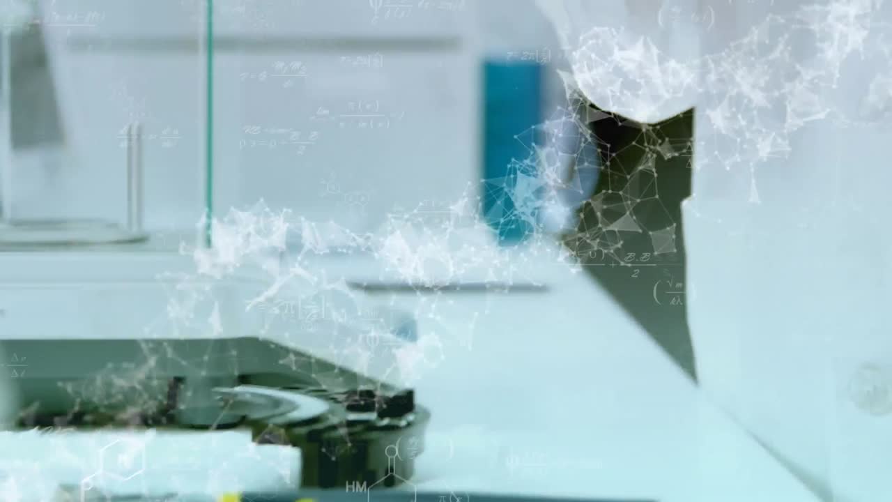 animación de ecuaciones matemáticas contra la sección media del científico masculino que trabaja en el laboratorio.