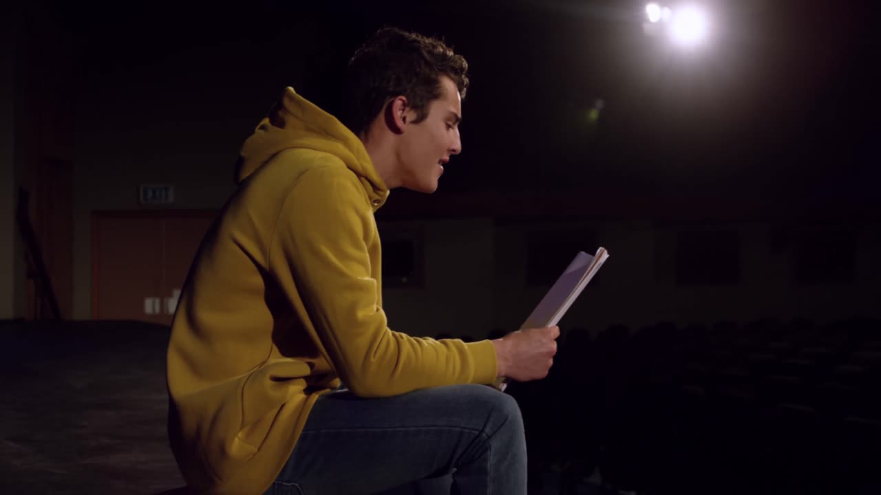 adolescentes ensayando en un teatro