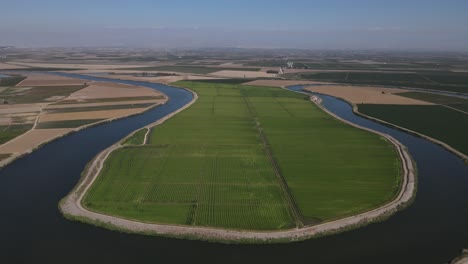 río curvado alrededor de tierras de cultivo