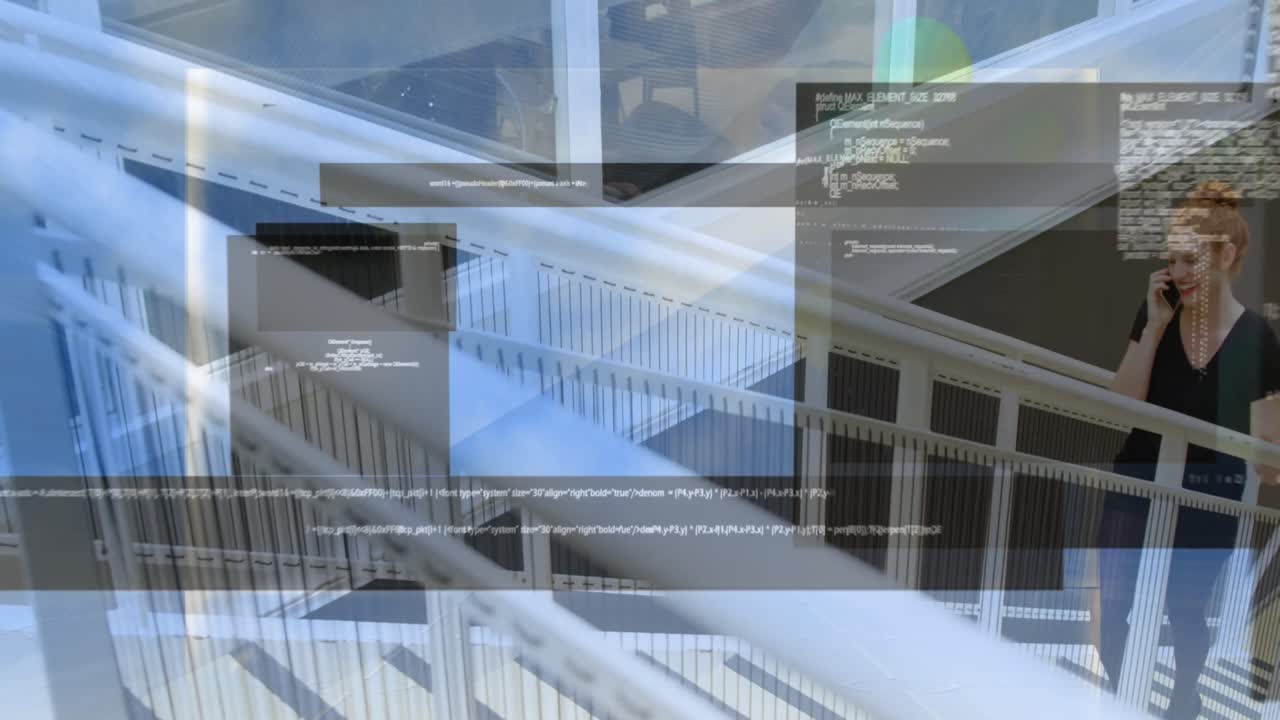 анимация обработки данных над кавказской деловой женщиной, поднимающейся по лестнице