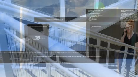 animación del procesamiento de datos sobre una mujer de negocios caucásica que sube las escaleras