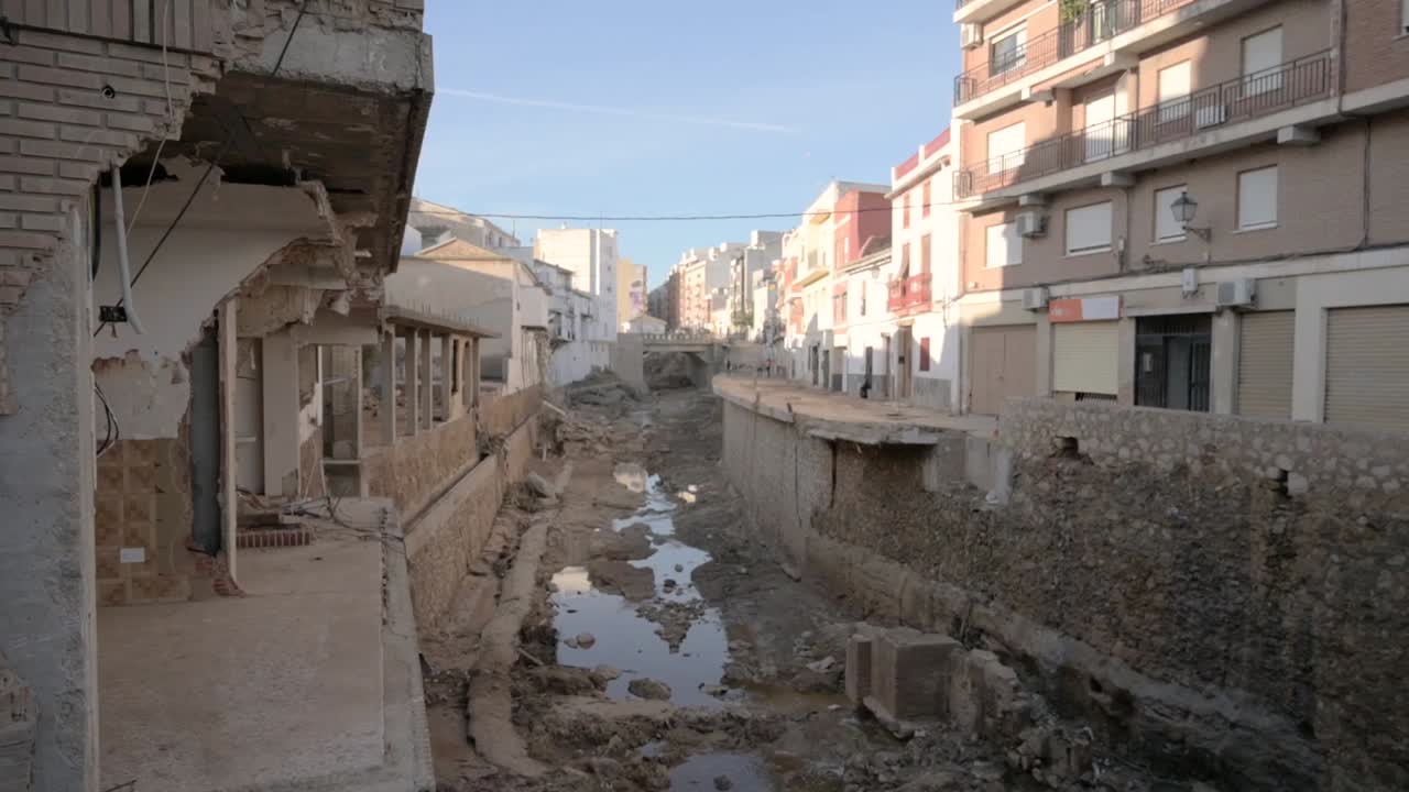 Danni devastanti da alluvione in una strada cittadina