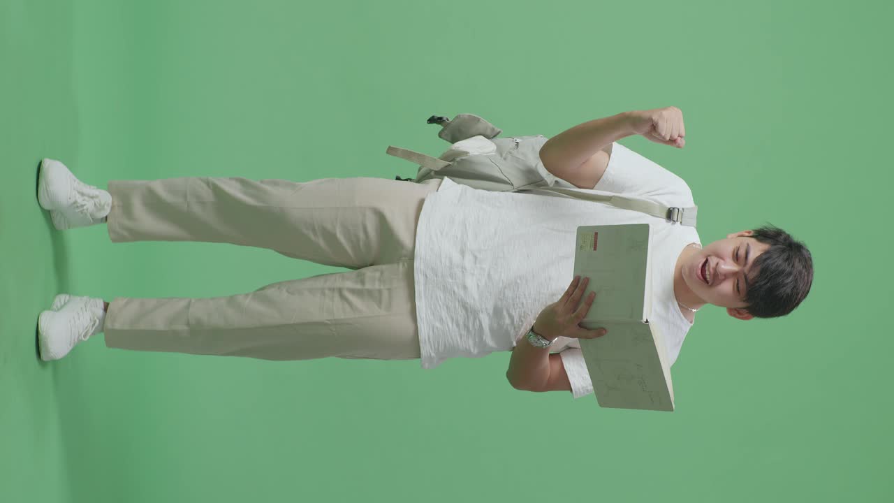 책 을 읽는 행복 한 학생