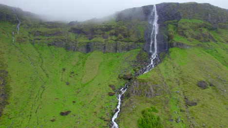 Wasserfall,-Der-In-Schmalen-Bergbach-Mit-Grünem-Gras-Fließt