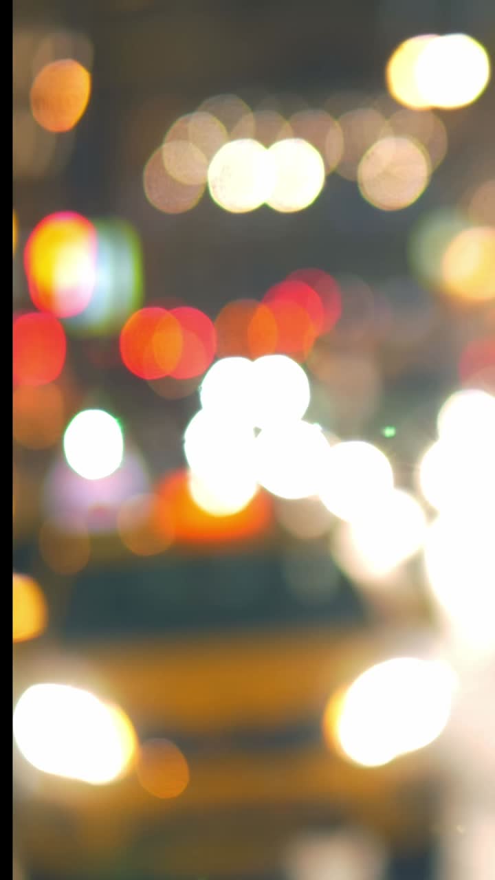 luces borrosas de la ciudad por la noche