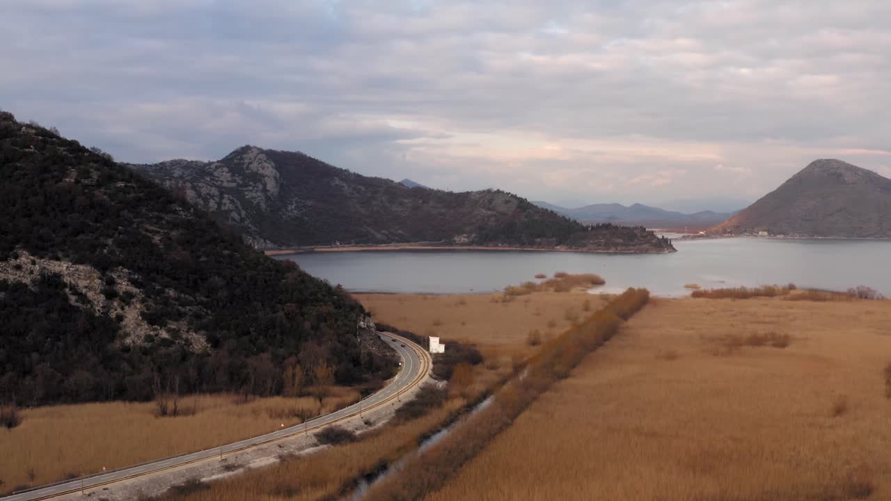 몬테네그로에 있는 스카다르 호수 국립공원의 놀라운 항공 샷