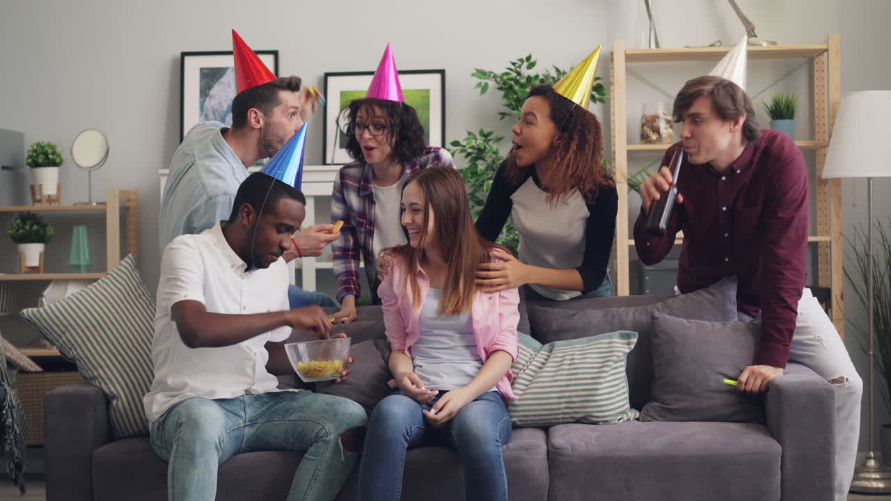 amigos celebrando un cumpleaños en casa