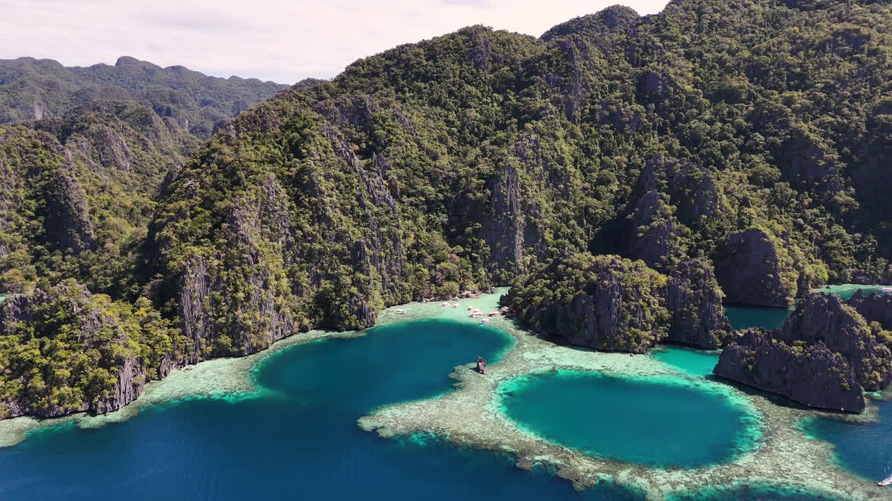 Atemberaubende Drohnenaufnahme von Coron Island, Philippinen, mit ihren kristallklaren Lagunen, Sandstränden und üppigen Waldlandschaften. Eine aufschlussreiche Luftaufnahme