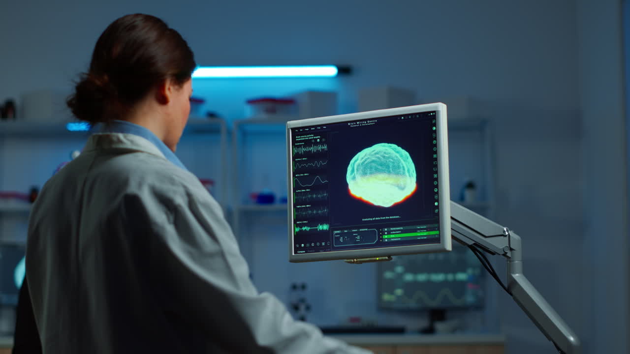neurólogo médico mirando el monitor examinando el escáner cerebral