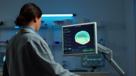 Médico-Neurólogo-Mirando-El-Monitor-Examinando-El-Escáner-Cerebral