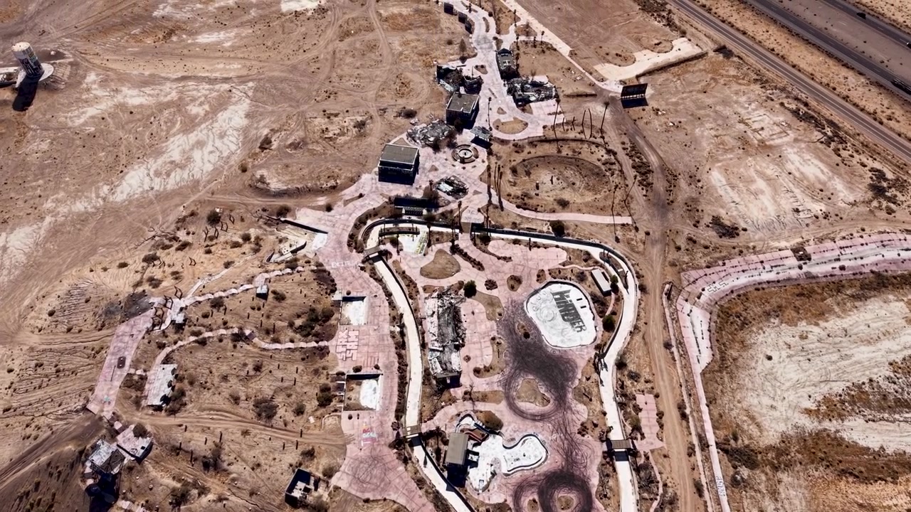Un sobrevuelo a gran altitud del abandonado parque acuático Lake Dolores revela el tamaño y el alcance de un destino que alguna vez fue bullicioso para quienes viajaban de California a Las Vegas. Ahora yace en ruinas.