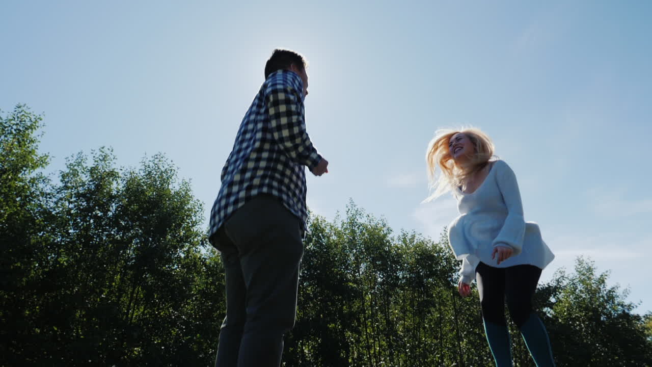 남자와 여자 트램폴린