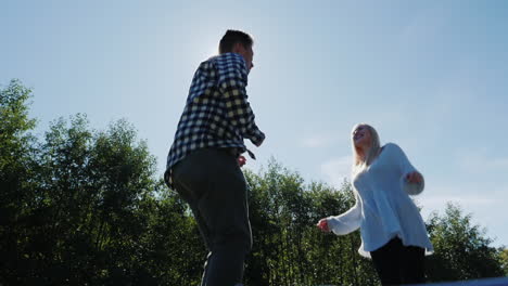 Mann-Und-Frau-Auf-Trampolin