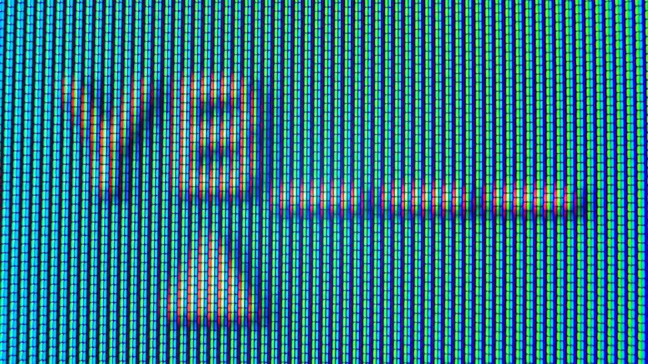 píxeles en la vieja pantalla de televisión analógica de trabajo de cerca. punto rojo, azul y verde crear la imagen en la pantalla. menú de configuraciones de televisión retro analógica en extremo de cerca
