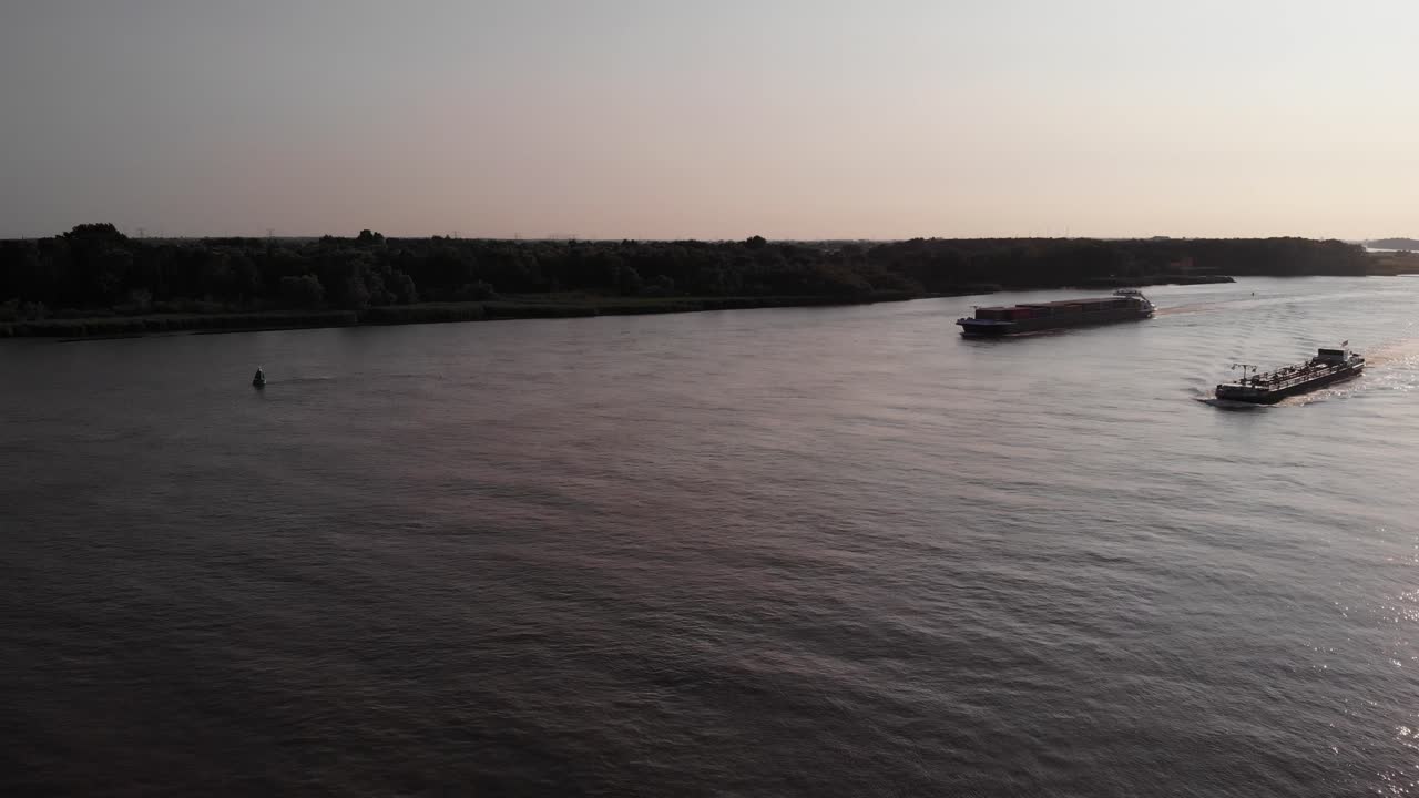vista de silueta aérea sobre dos barcos que viajan a lo largo de oude mass en barendrecht por la noche