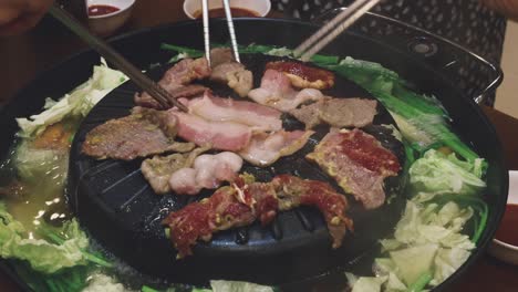 뜨거운 판에 베이컨과 바베큐 돼지고기를 기