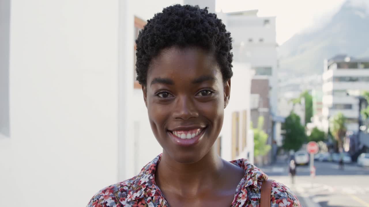 거리에서 젊은 여자의 초상화