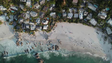 alojamientos de vacaciones frente a la playa en las costas rocosas de las playas de clifton en ciudad del cabo, sudáfrica