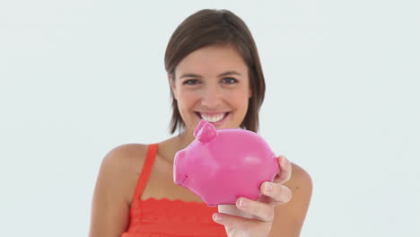 una chica ahorrando su dinero.