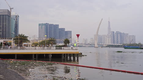 disfrutar de la impresionante vista de la estación de autobuses acuáticos de saigón y el puerto en la hermosa saigón, vietnam