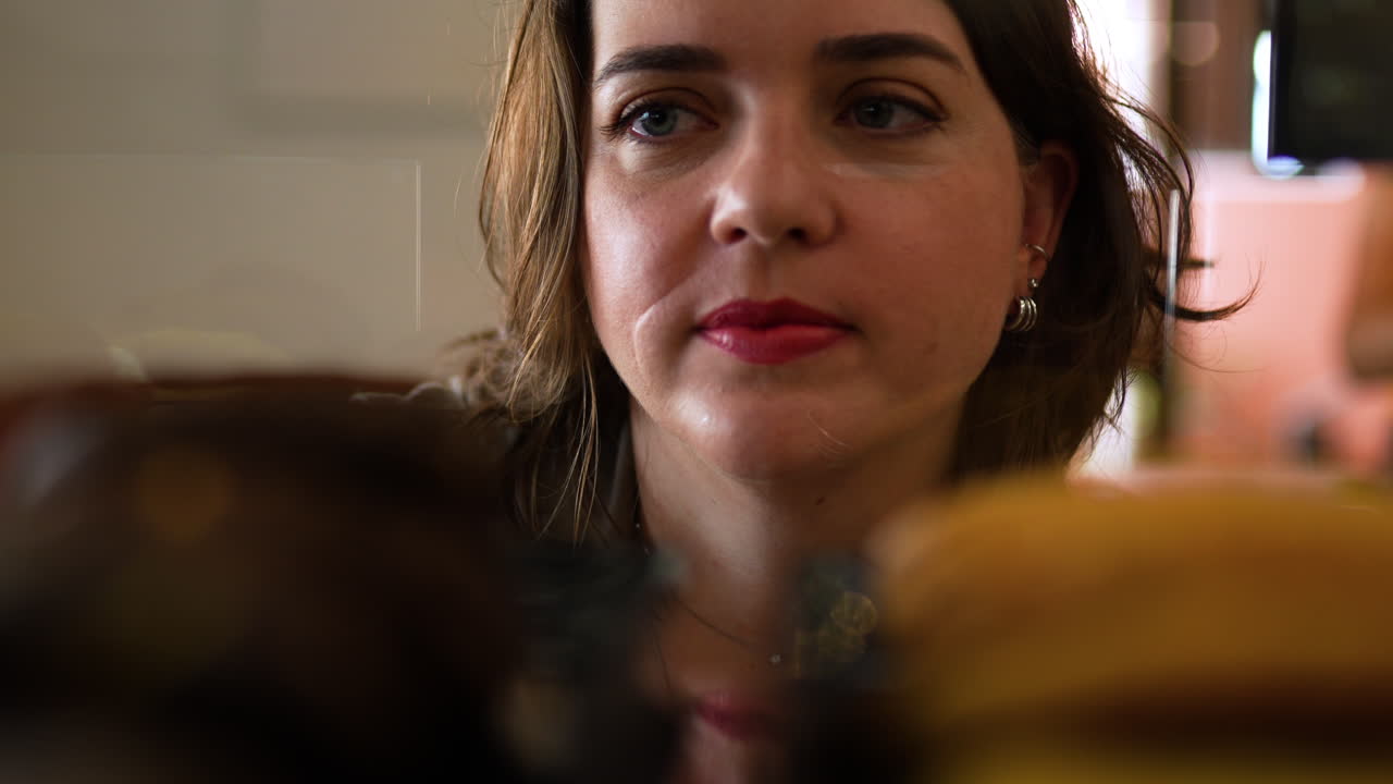 mujer hambrienta indicando con el dedo