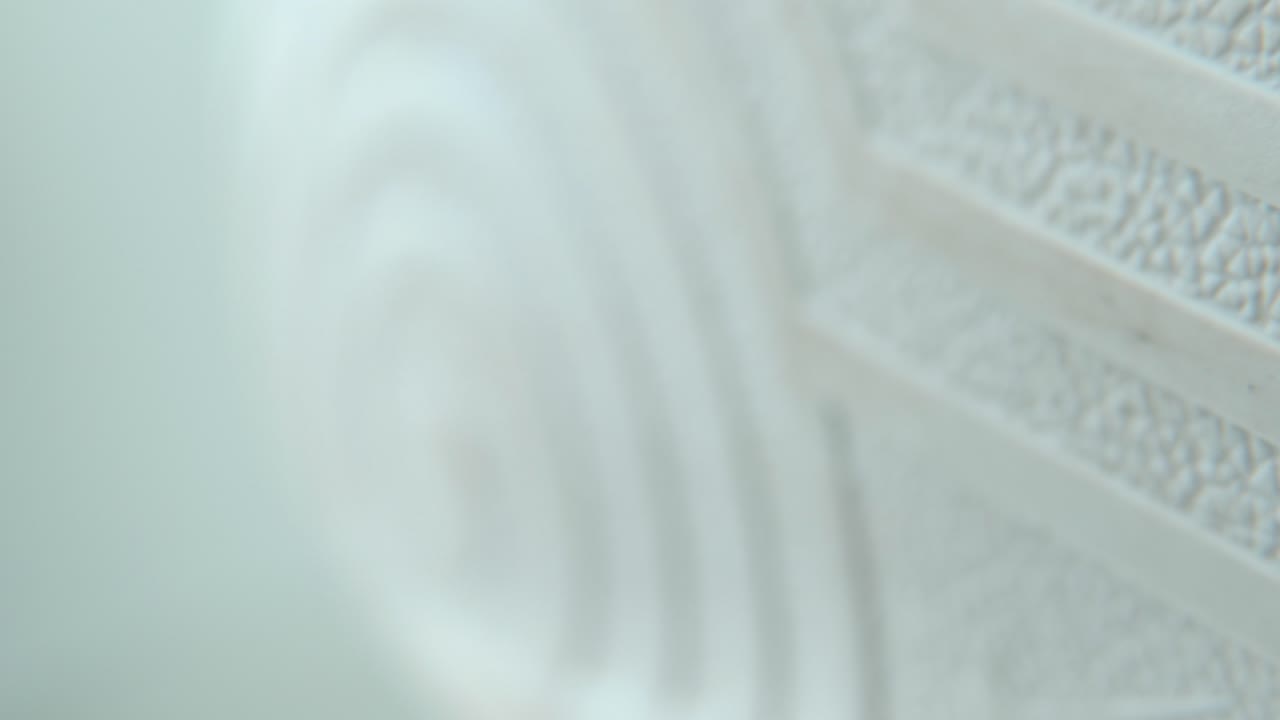 백색 스니커 발바닥의 매크로 추적, 반사, 밝은 패턴 텍스처, 스포츠 의류 디자인, 전문적인 조명, 시네마틱 4k 비디오 판 오른쪽에 360 회전 스탠드에 미니 신발 디스플레이