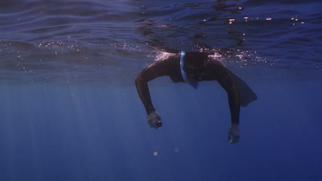 freediver en la superficie, antes de la inmersión profunda en el mar mediterráneo