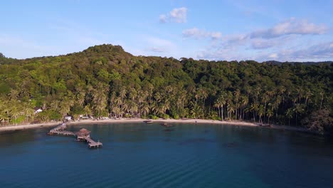 Embarcadero-De-Madera-Con-Cabaña-En-La-Bahía