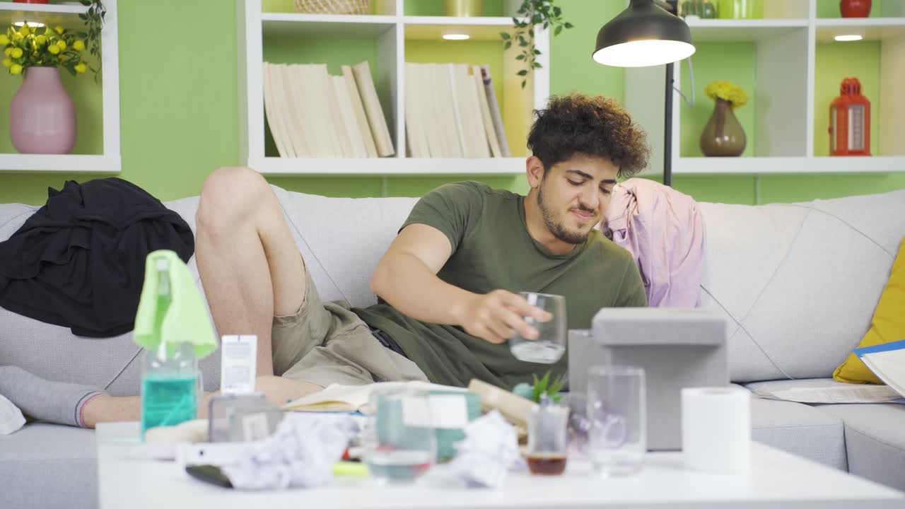 무분별하고 어색한 젊은이.